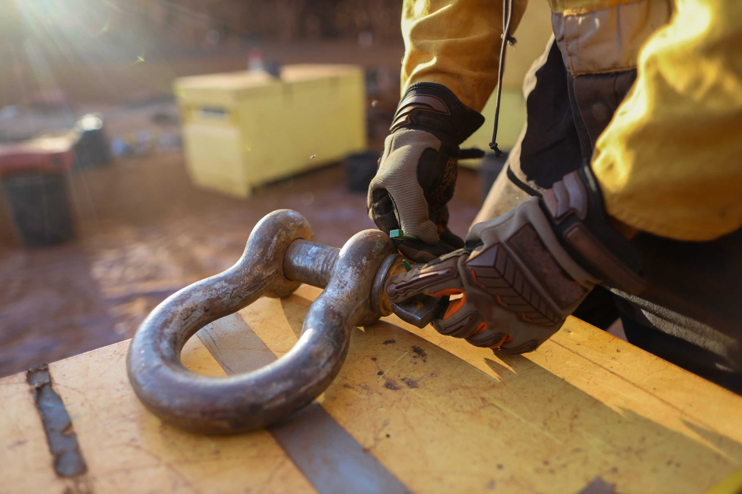 Rigger,Wearing,A,Safety,Glove,Inspecting,,Tagging,Safety,Crane,Lifting